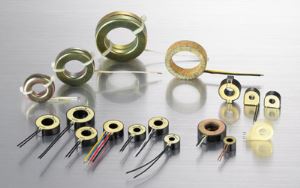 Pa caurumu esošo sensoru transformators